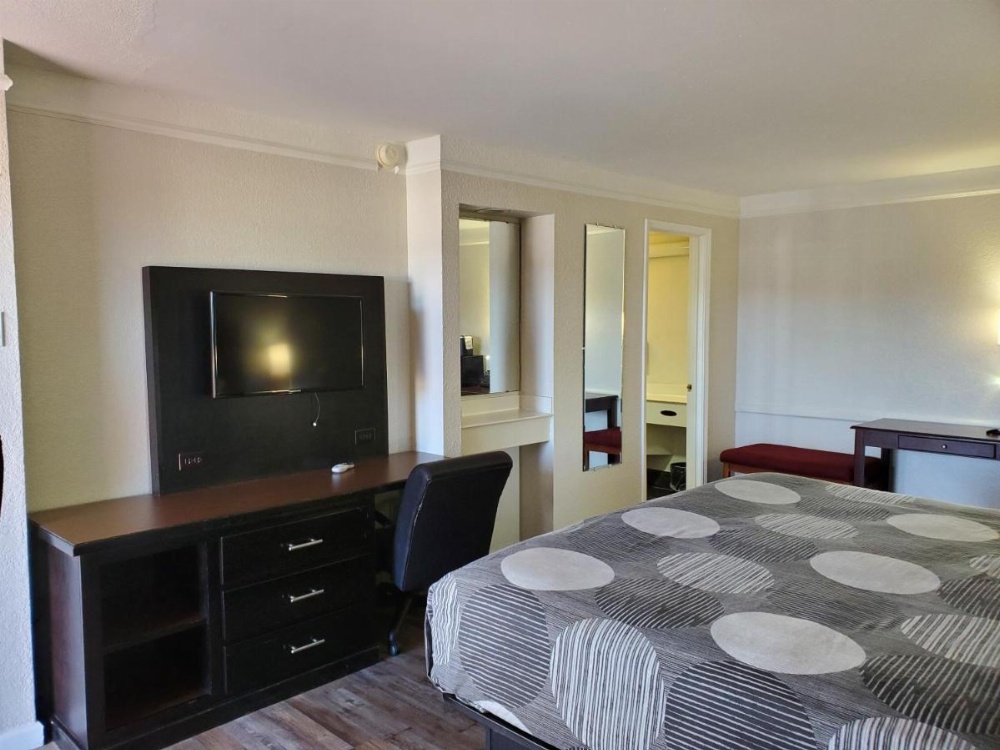 Relax Inn West Medical Center