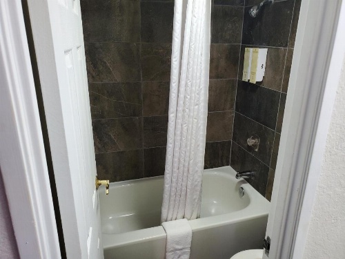 Relax Inn West Medical Center image 7